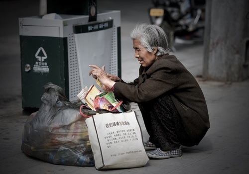 案例分析:老人总捡破烂怎么办?