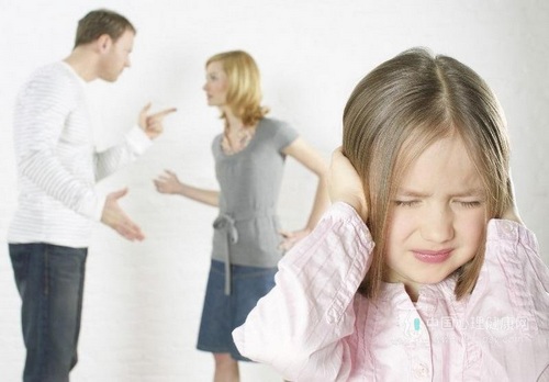 心理咨询师:父母吵架会伤害孩子